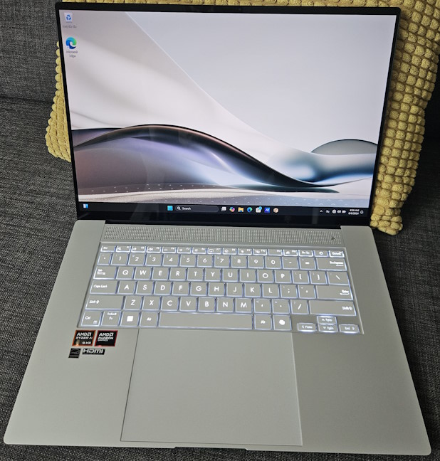 ASUS Zenbook S 16 (UM5606) can have a touchscreen